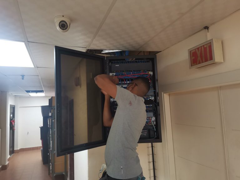 Trabajos de mantenimiento de los equipos de red de comunicación en la sede Central de Cárdenas
